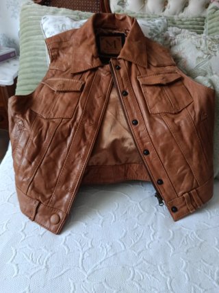 Chaleco de piel color camel