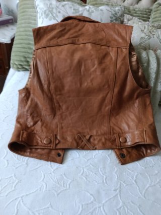 Chaleco de piel color camel