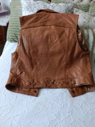 Chaleco de piel color camel