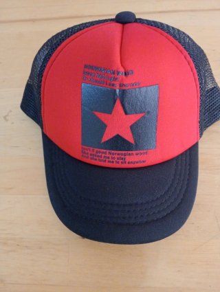 Gorra trucker Norwegian Wood roja y negra