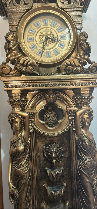 Reloj de pie estilo barroco con fuente