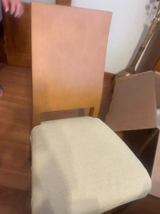 Mesa de madera extensible y 6 sillas tapizadas
