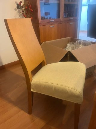 Mesa de madera extensible y 6 sillas tapizadas