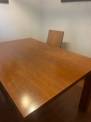 Mesa de madera extensible y 6 sillas tapizadas