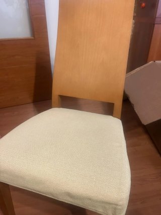 Mesa de madera extensible y 6 sillas tapizadas