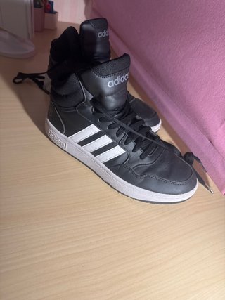 Deportivas Adidas Altas Negras y Blancas