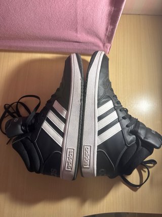 Deportivas Adidas Altas Negras y Blancas