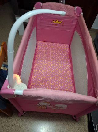 Cuna de viaje rosa con dibujos