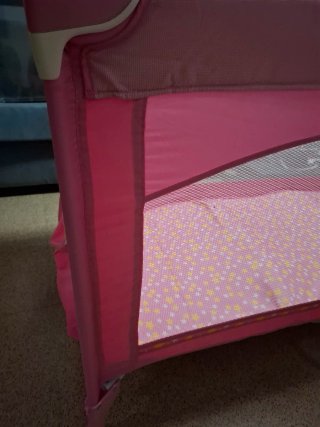 Cuna de viaje rosa con dibujos