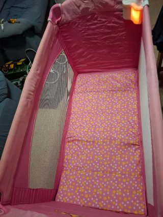 Cuna de viaje rosa con dibujos