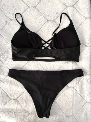 Bikini negro con tiras cruzadas
