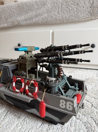 Barco militar de juguete