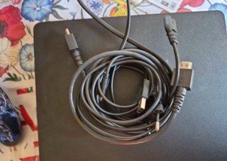 Consola PS4 con 2 mandos y juego GTA V
