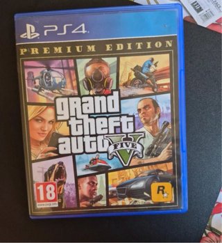Consola PS4 con 2 mandos y juego GTA V