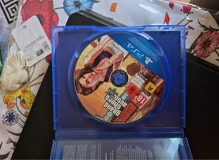 Consola PS4 con 2 mandos y juego GTA V