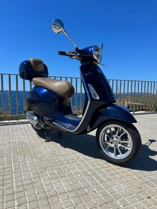 Vespa Primavera 125 • Muy cuidada • Baúl original