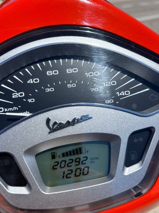 Vespa Primavera 125 • Muy cuidada • Baúl original