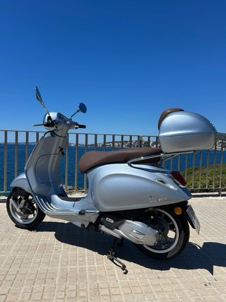 Vespa Primavera 125 • Muy cuidada • Baúl original