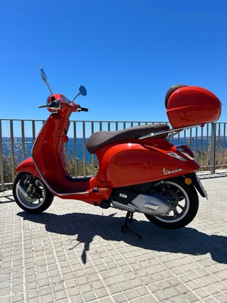 Vespa Primavera 125 • Muy cuidada • Baúl original