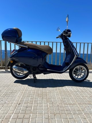 Vespa Primavera 125 • Muy cuidada • Baúl original