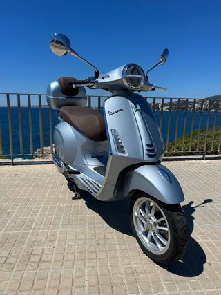 Vespa Primavera 125 • Muy cuidada • Baúl original