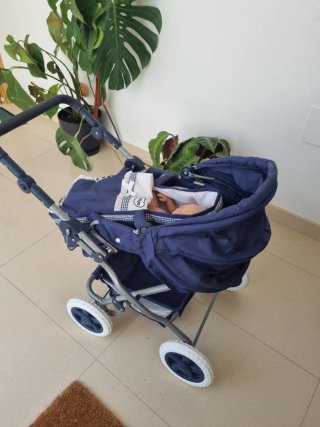 Carrito de muñecas azul