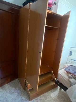 Armario de madera con cajones