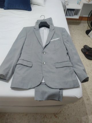Traje juvenil gris claro