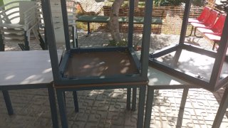 Mesa y 4 sillas de cafetería