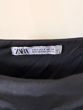 Vestido negro asimétrico con abertura