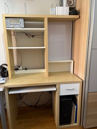 Mueble de escritorio con estanterías y pizarra