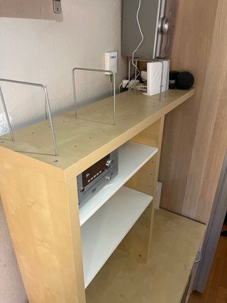 Mueble de escritorio con estanterías y pizarra