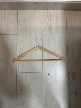 13 Perchas de Madera y Metal