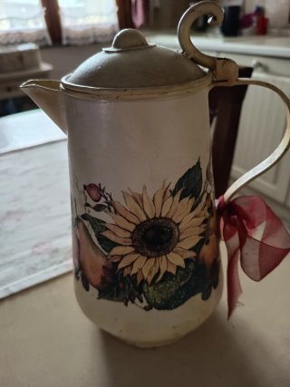 Brocca in metallo decorata con girasole