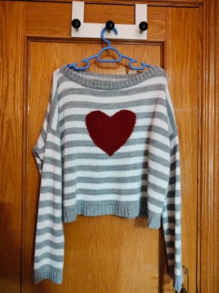 Jersey rayas grises con corazon rojo