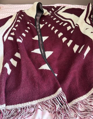 Poncho Étnico Granate y Blanco