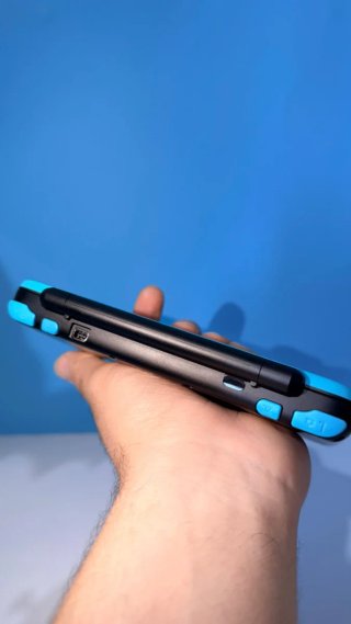 Nuovo Nintendo 2DS XL blu e nero