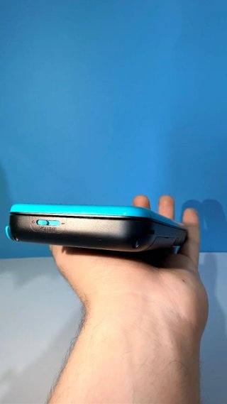 Nuovo Nintendo 2DS XL blu e nero