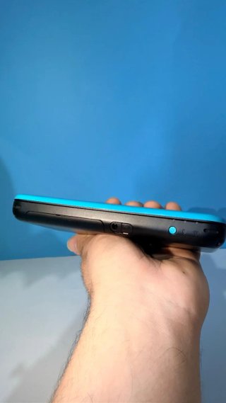 Nuovo Nintendo 2DS XL blu e nero