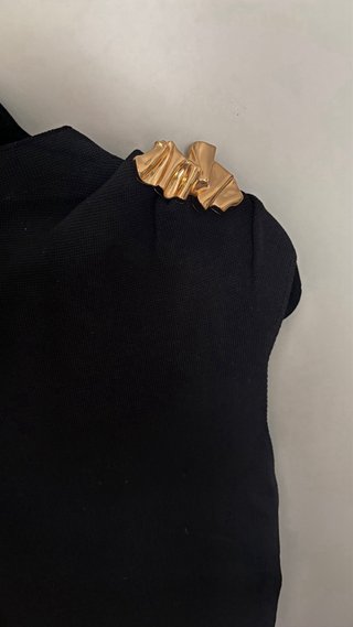 Top Zara M asimétrico detalle dorado