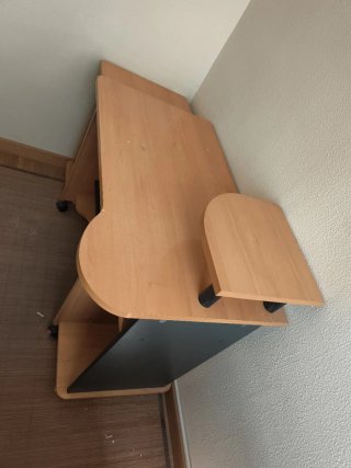 Mesa de ordenador con ruedas