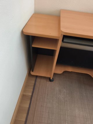 Mesa de ordenador con ruedas