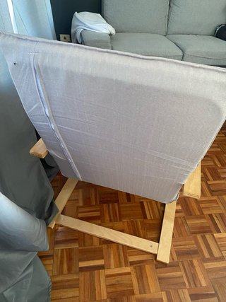 Sillón gris con reposapiés de madera