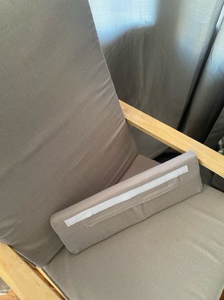 Sillón gris con reposapiés de madera