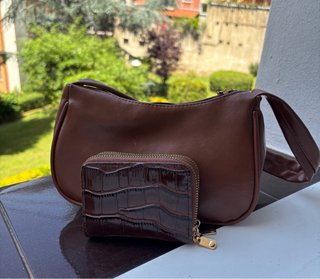 Bolso marrón elegante con cartera incluida