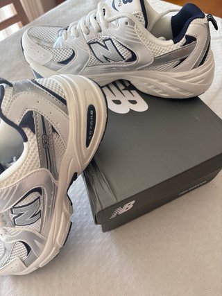 Tênis New Balance 530 Prata e Branco