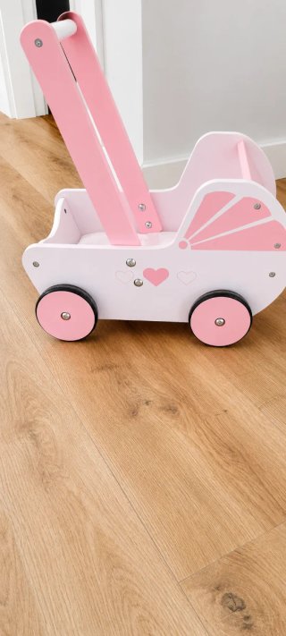 Carrito de madera rosa para muñecas