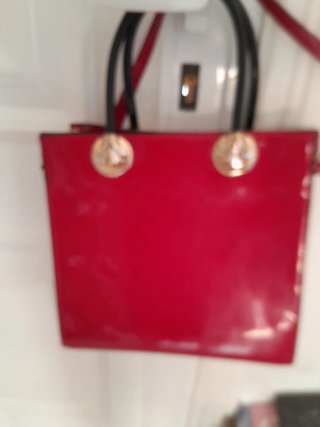 Bolso rojo charol con asas y correa