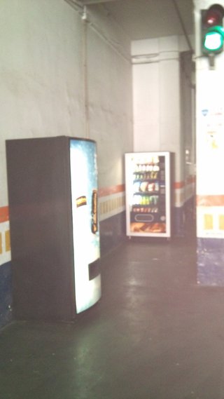 2 Máquinas Expendedoras: Bebidas y Snacks