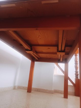 Mesa de comedor de madera